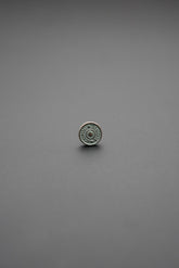 Botón metálico redondo con inscripción Conic en color plata envejecida