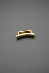 Cerrar metálico dorado con diseño curvado sobre fondo gris