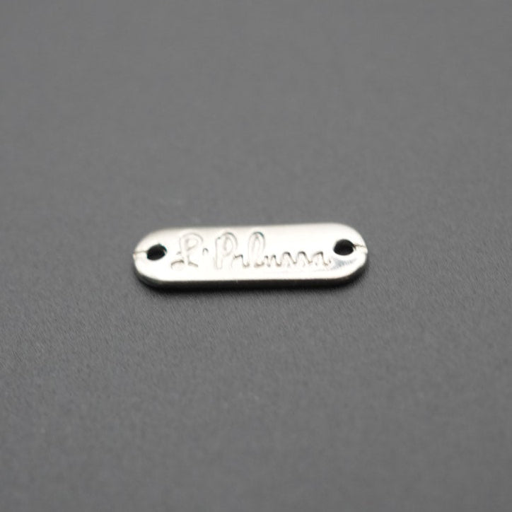 Placa metálica rectangular con grabado La Palma sobre fondo gris