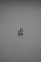 Botón metálico redondo con inscripción Conic en color plata envejecida