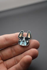 Pin personalizado con diseño de bulldog francés en mano masculina sobre fondo gris