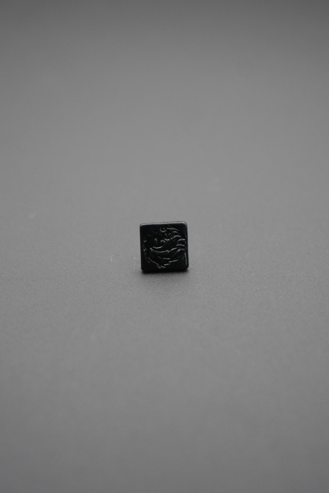 Botón de golpe personalizado cuadrado color negro mate con relieve