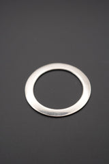 Vista cenital de arandela metálica circular con acabado brillante