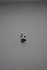 Vista lateral del remache metálico mostrando las puntas de fijación