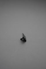 Vista lateral del botón de golpe personalizado color negro