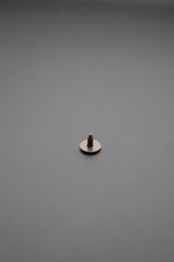 Vista trasera del remache metálico mostrando la punta para fijación