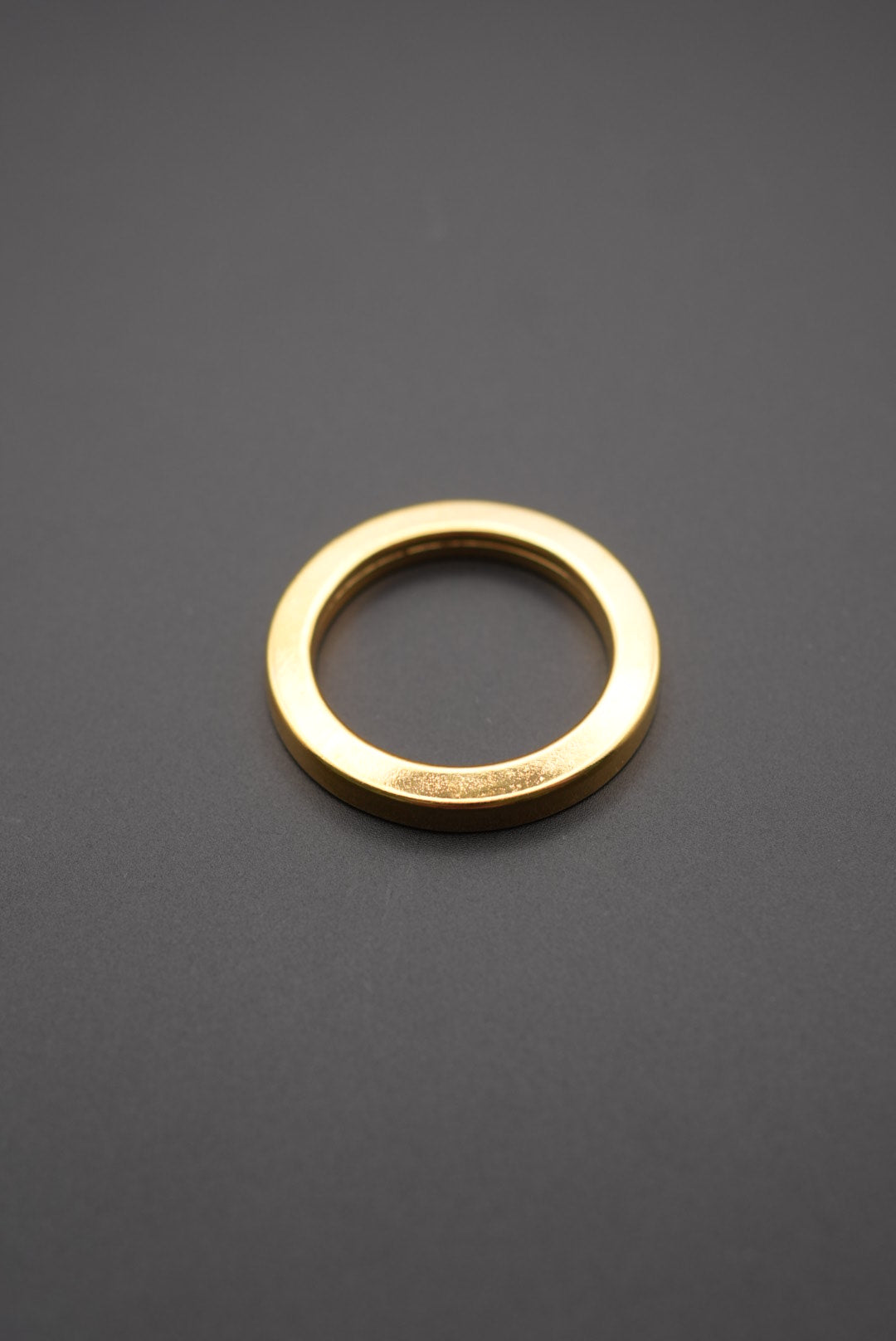 Primer plano de arandela metálica dorada con acabado texturizado