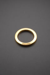 Primer plano de arandela metálica dorada con acabado texturizado