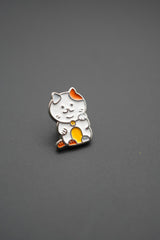 Vista frontal de pin personalizado gato Maneki-neko con acabado esmaltado brillante