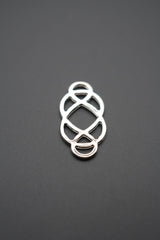 vista frontal del conector metálico con acabado pulido en fondo gris