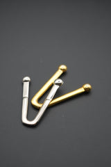 Close up de puntas metálicas dorada y plateada con acabado pulido