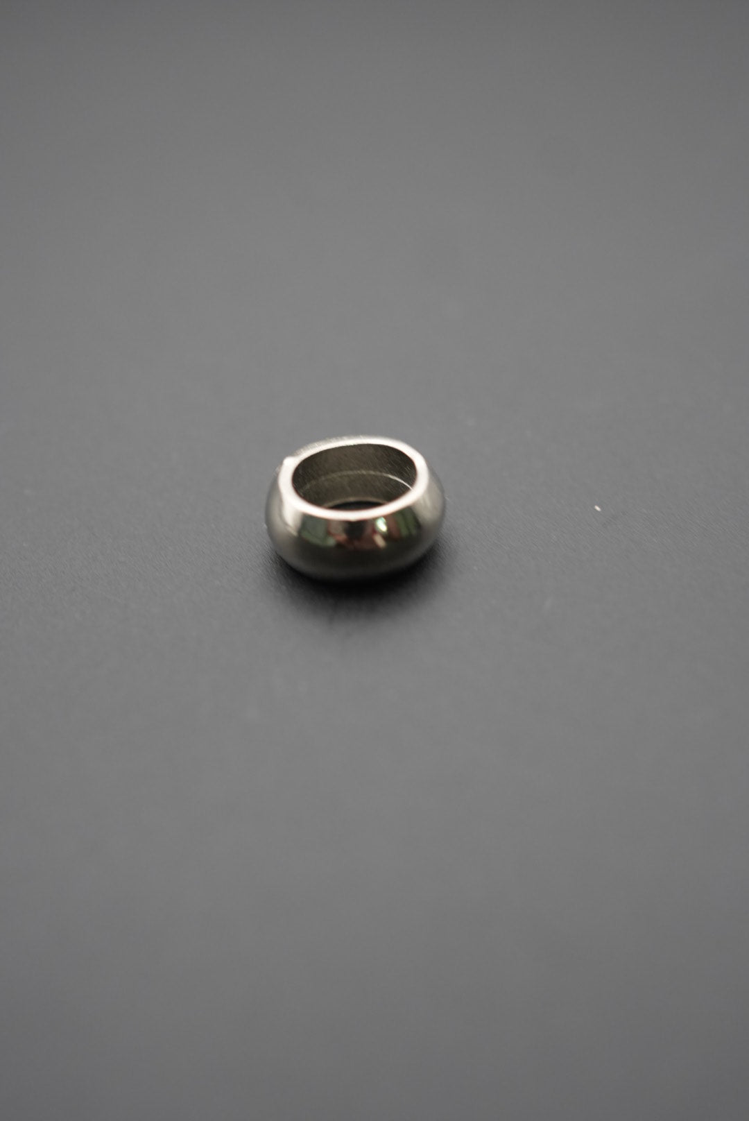 Arandela cónica de acero inoxidable en ángulo mostrando su forma cónica