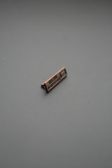 remache metálico vista lateral con texto Disenri Jeanswear