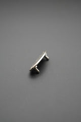 Remache Tukson con acabado metalizado visto lateralmente con pins profundos