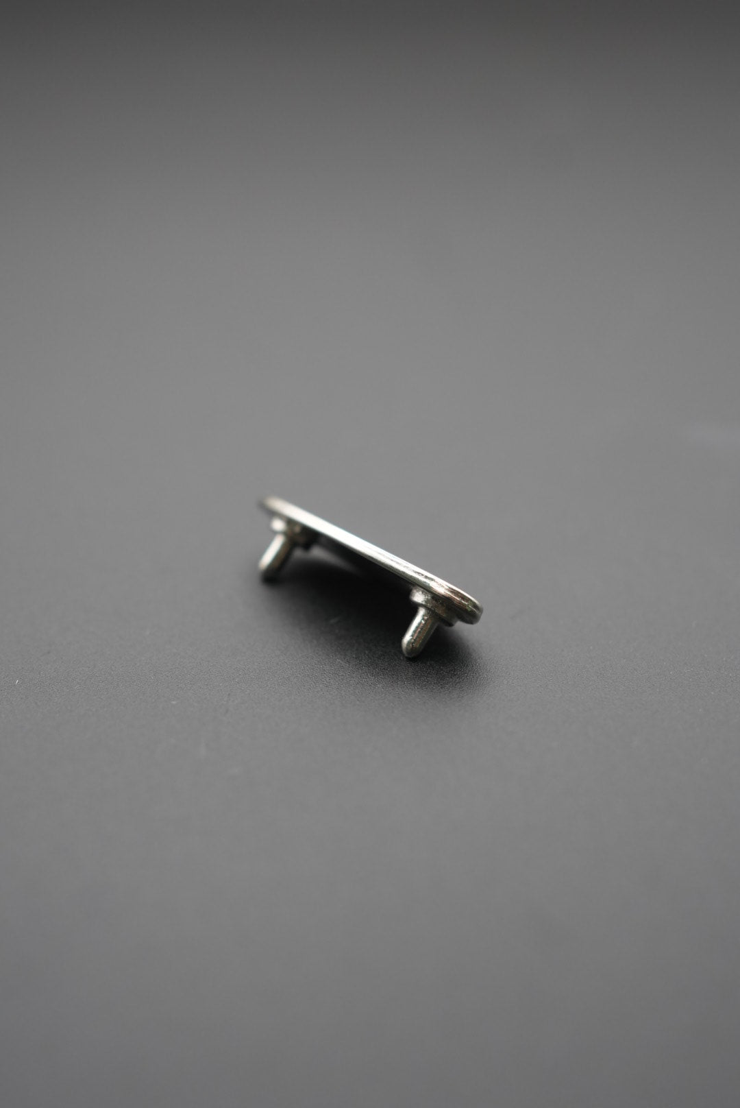 Parte trasera del remache ovalado metálico con dos pasadores de fijación