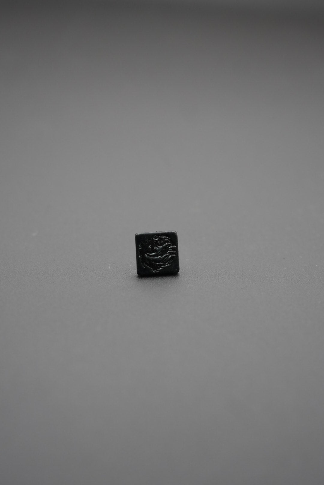 Botón de golpe personalizado cuadrado con detalle en relieve color negro