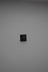 Botón de golpe personalizado cuadrado con detalle en relieve color negro