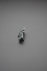 Vista lateral del remache metálico con texto 'Signos'