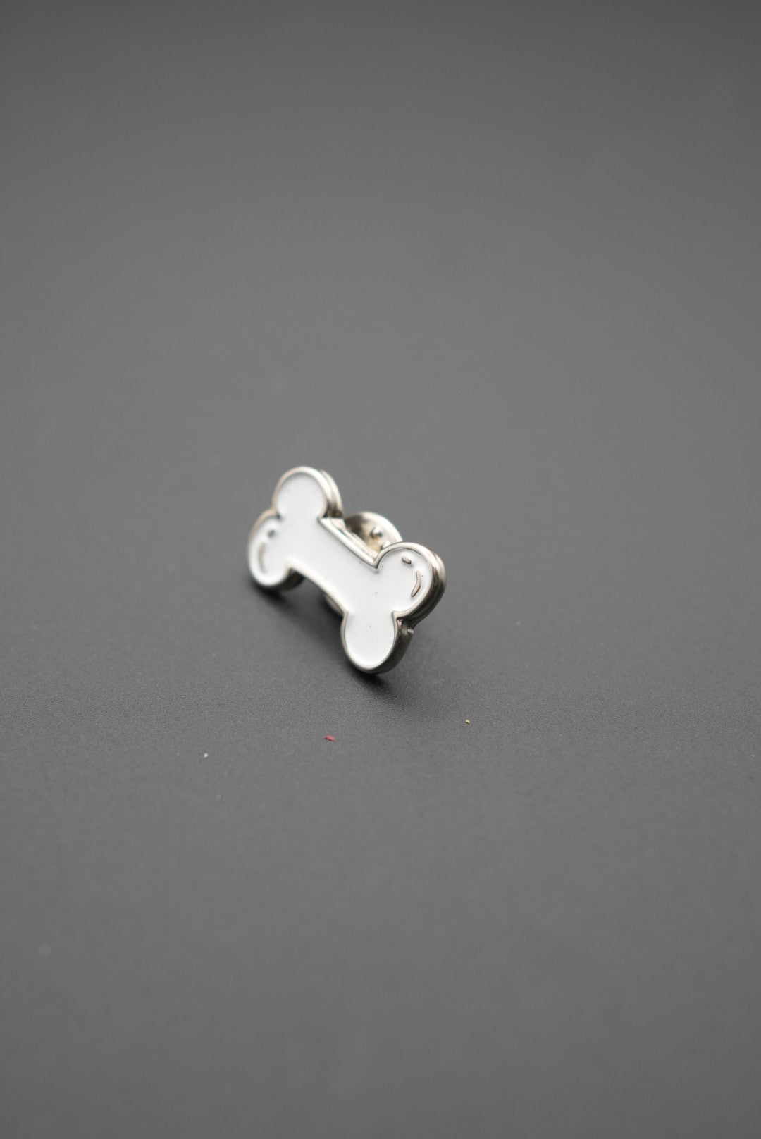 Perfil lateral del pin hueso blanco mostrando grosor y sujeción metálica
