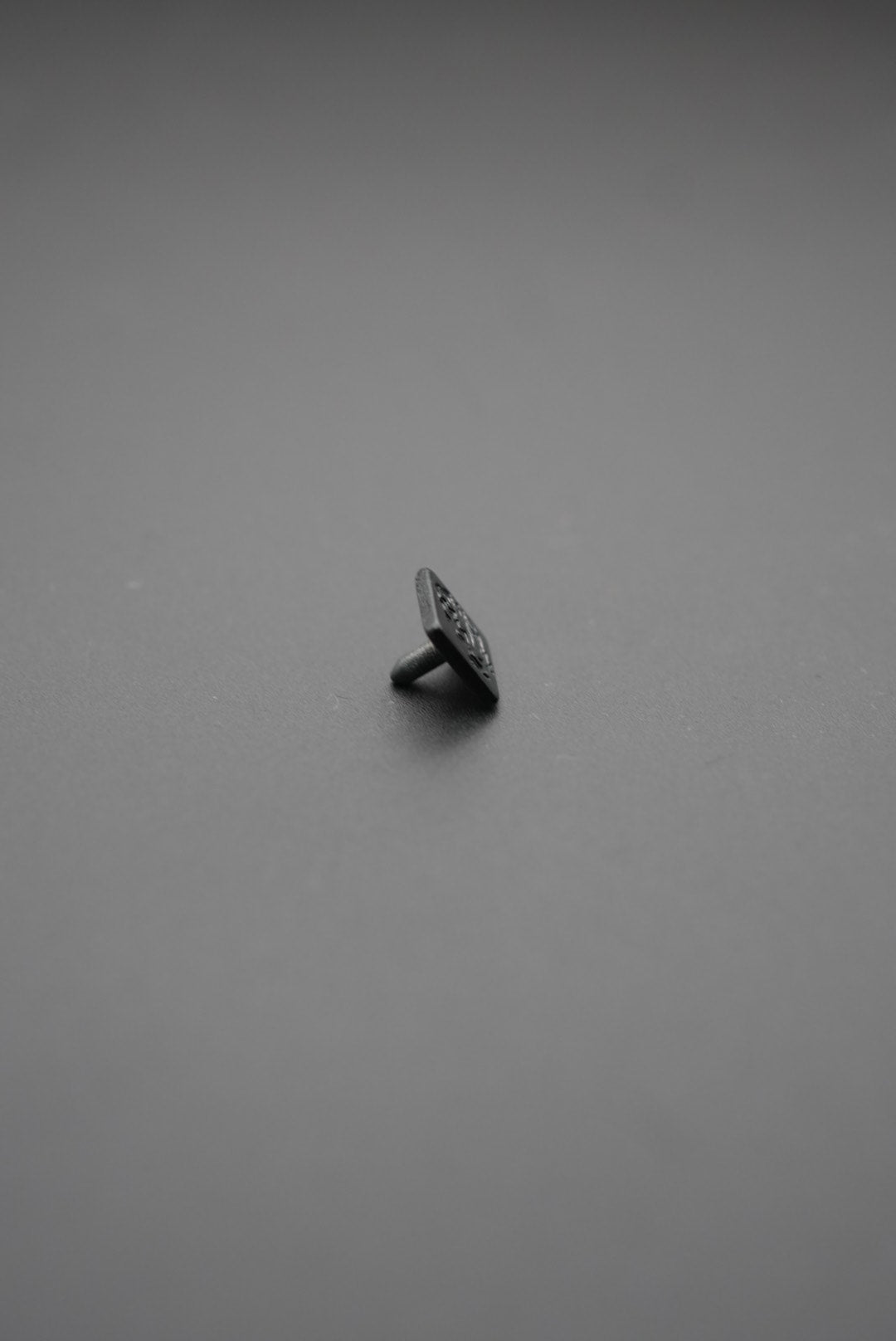 Botón de golpe personalizado en ángulo lateral color negro