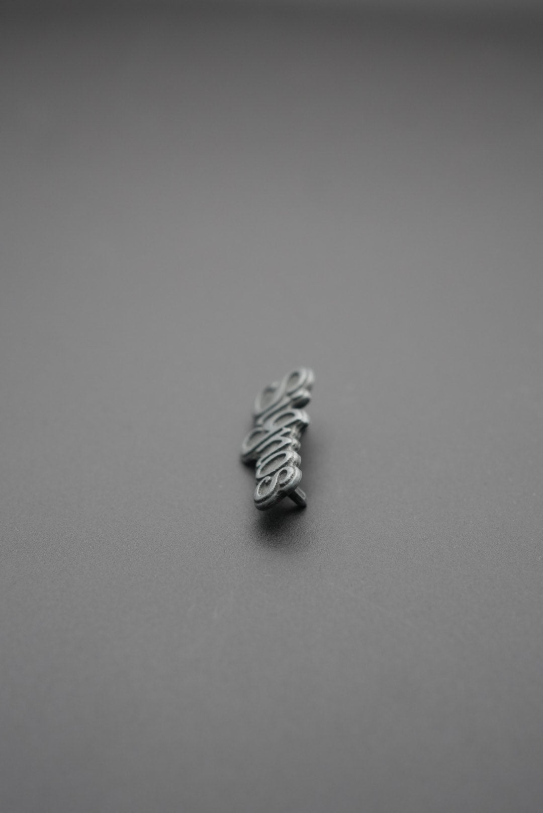 Vista frontal baja del remache metalico con doble pines