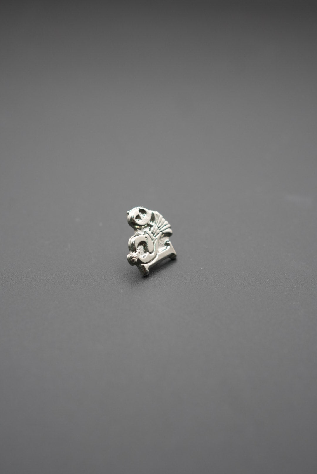 Pin metálico vista lateral con cierre metálico trasero