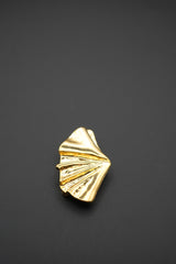 Vista posterior del broche metálico dorado con cierre pasador