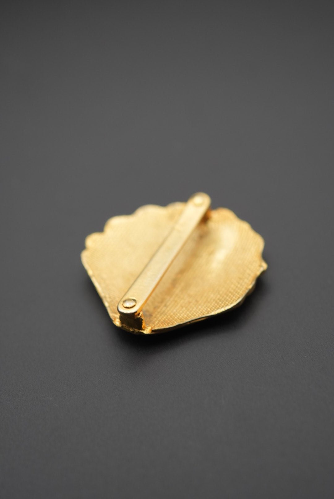 Detalle del cierre tipo pin en la parte trasera del broche