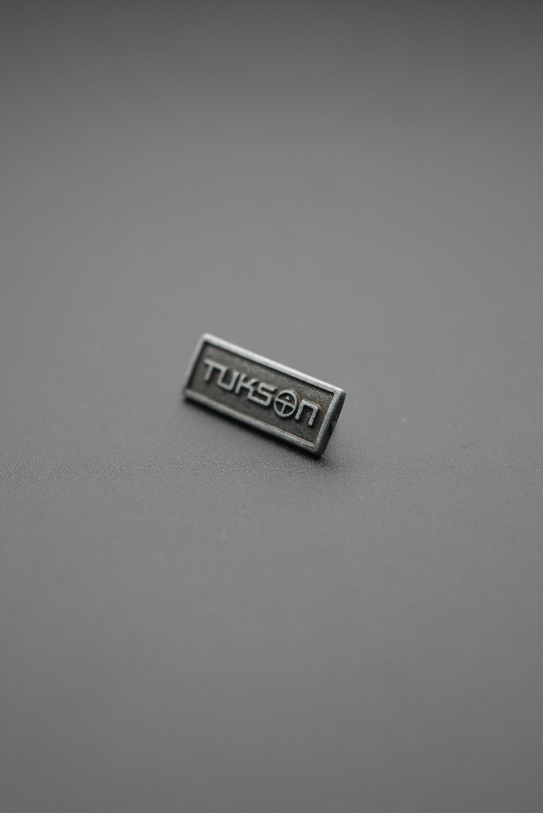 Remache Tukson en posición inclinada mostrando la profundidad del grabado