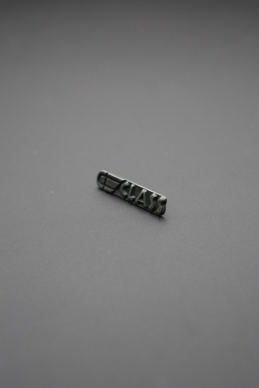 Etiqueta metálica técnica de diseño rectangular con doble pin para fijación