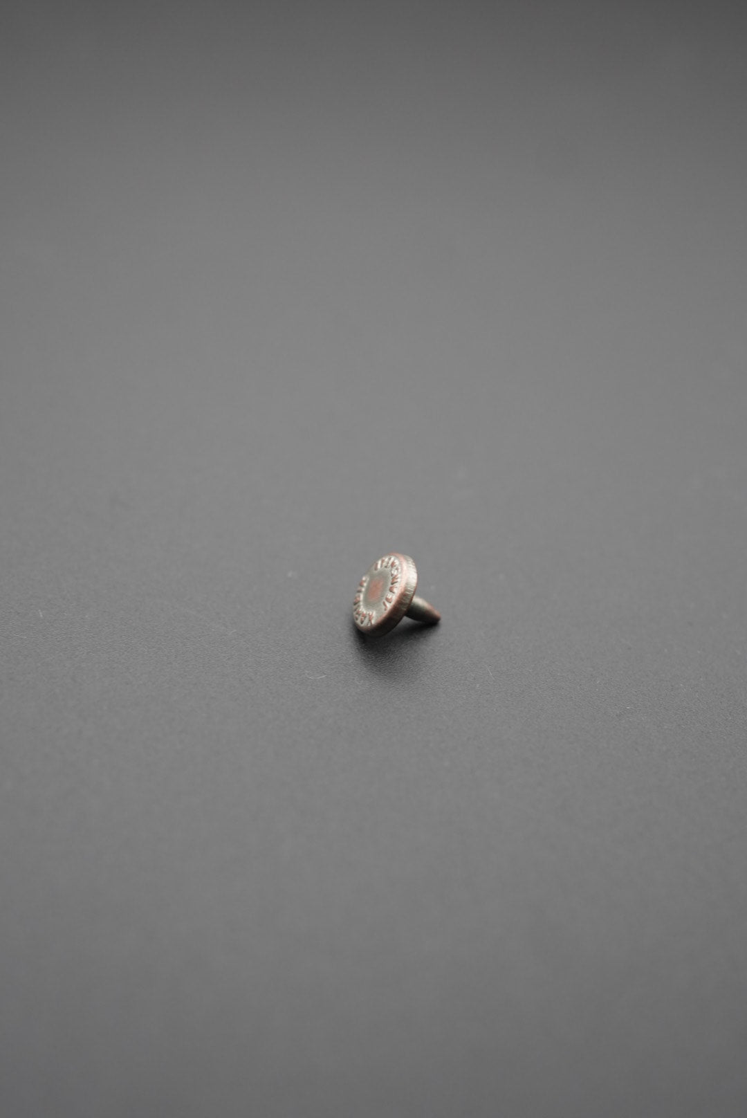 Otro tipo de cierre metálico para pin en detalle