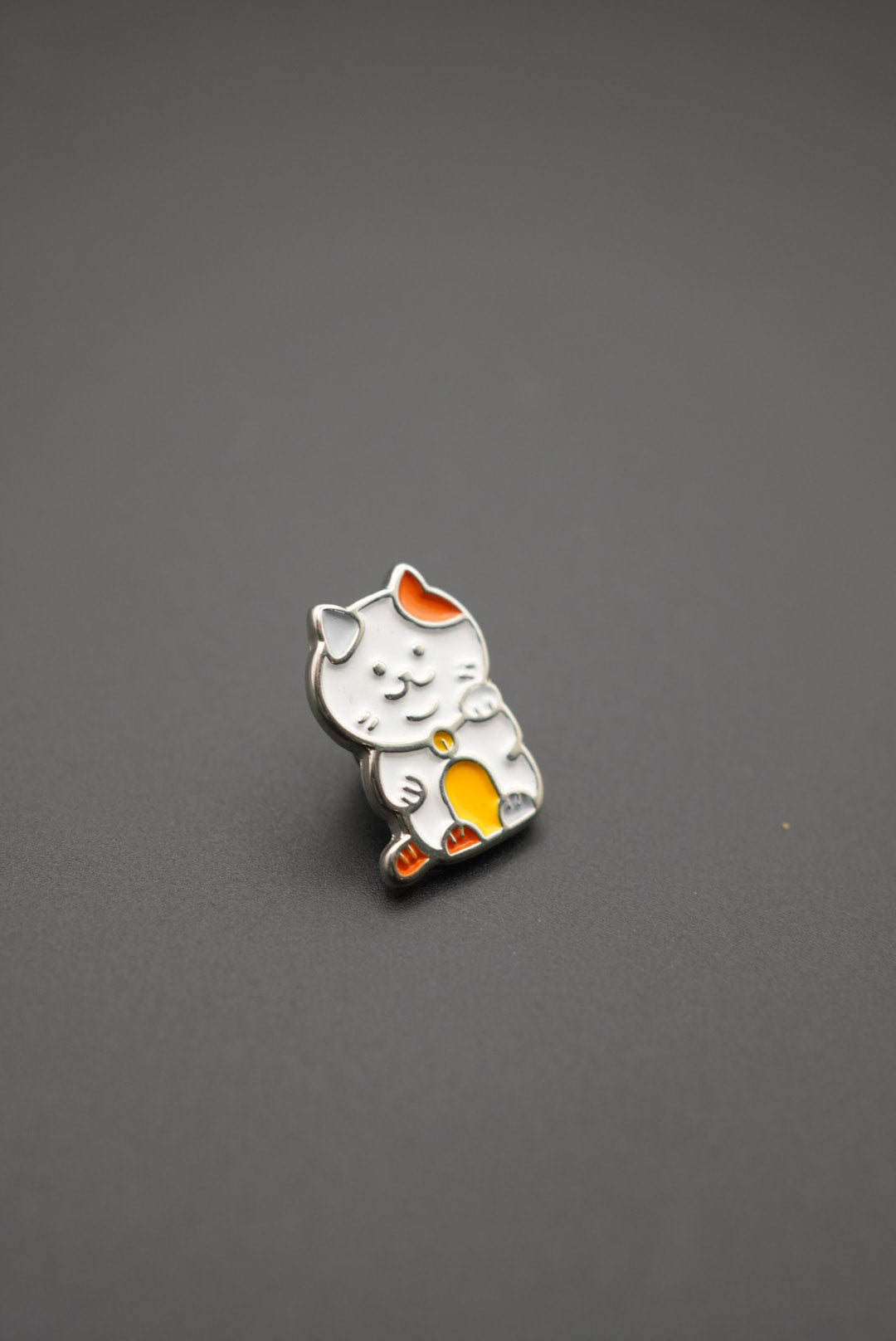Pin decorativo gato Maneki-neko con colores vivos y bordes metálicos pulidos